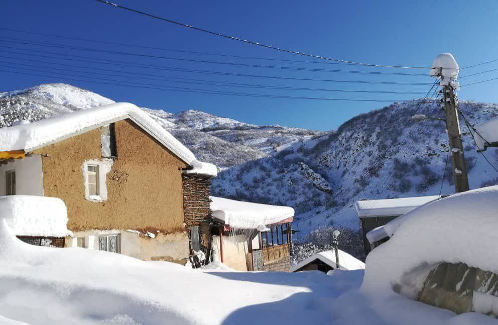 بارش برف در ارتفاعات شهرستان املش و سفید پوش شدن روستای کجید ، جمعه ۲۹ بهمن ۱۴۰۰