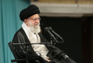 امام خامنه ایی: بهم ریختن خطوط توهمی بین مردم به برکت خون شهید سلیمانی بود.