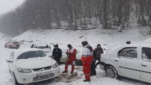 امدادگران جمعیت هلال احمر گیلان از شب گذشته تاکنون به ۴۰ هموطن گرفتار در برف و سرما در جاده های گیلان خدمات رسانی کردند.