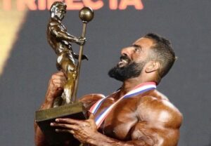 هادی چوپان در مستر المپیا قهرمان نشد و مدال را به نشانه اعتراض از گردن در آورد