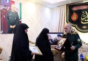 اعطای درجه سپهبدی به خانواده شهید علی شادمانی توسط فرمانده مرکزی خاتم الانبیاء